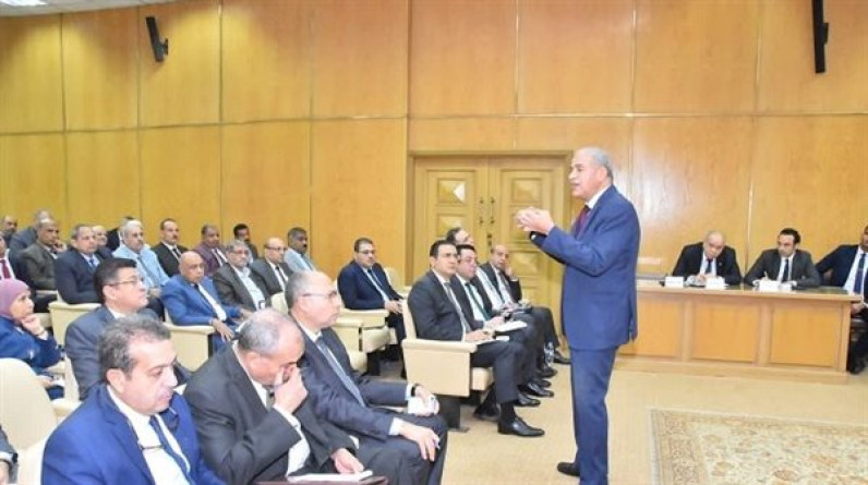 مصر تشكل لجنة عليا لتحديد “سعر عادل” للسلع الاستراتيجية.. وتمنح مهلة أسبوعين للمحال التجارية